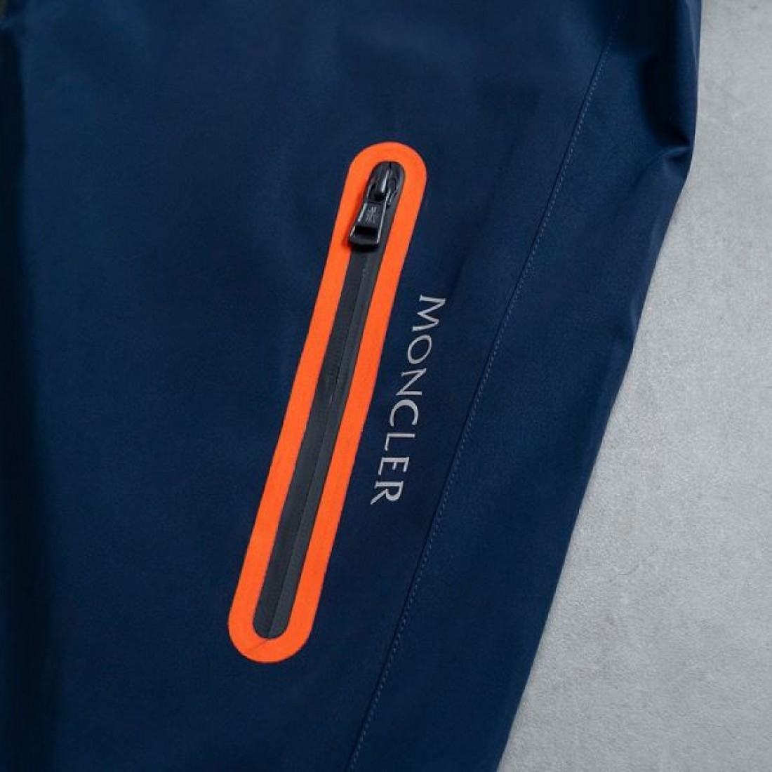 軽快な着心地 ライトコート 斜めファスナー ロング丈 MONCLER モンクレール コピー フーデッドロングジャケット ポケットアクセント