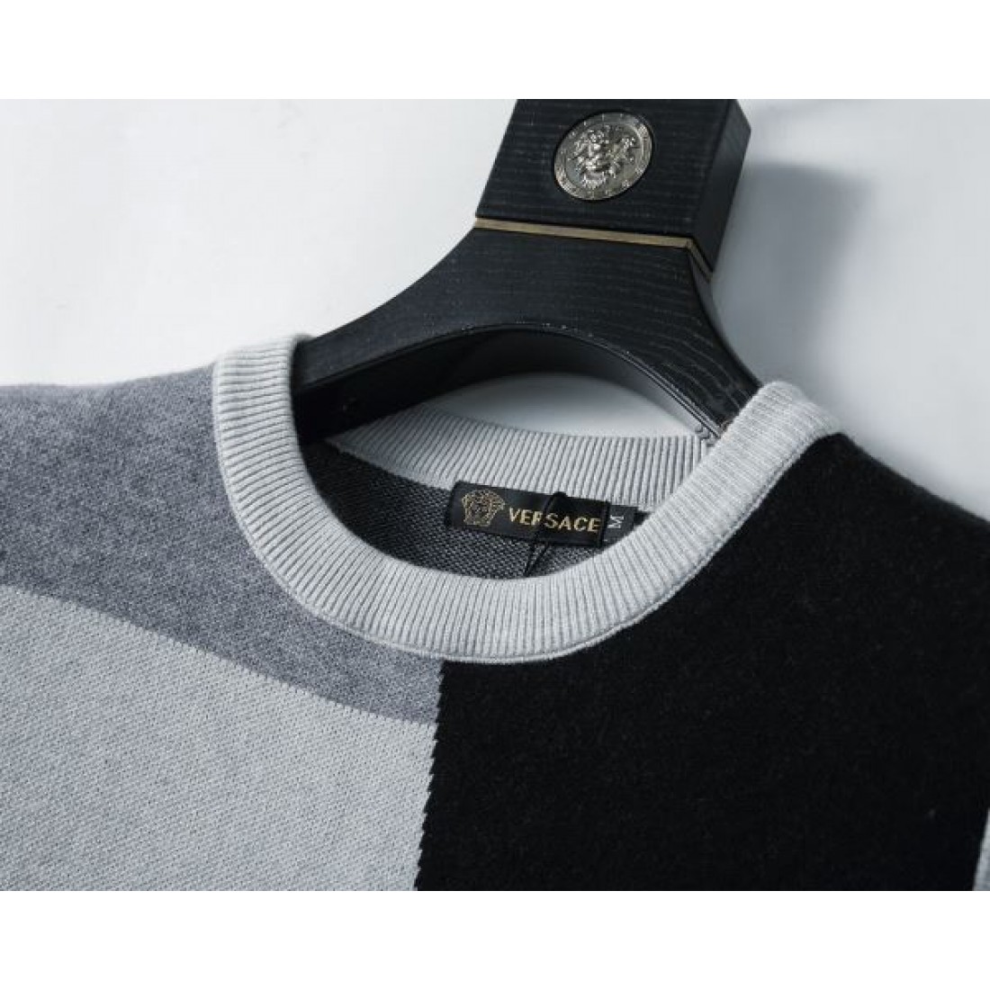 VERSACE ヴェルサーチ コピー メンズ長袖ニットセーター 視線を引く 幾何学カラーブロック メドゥーサアクセント クルーネック