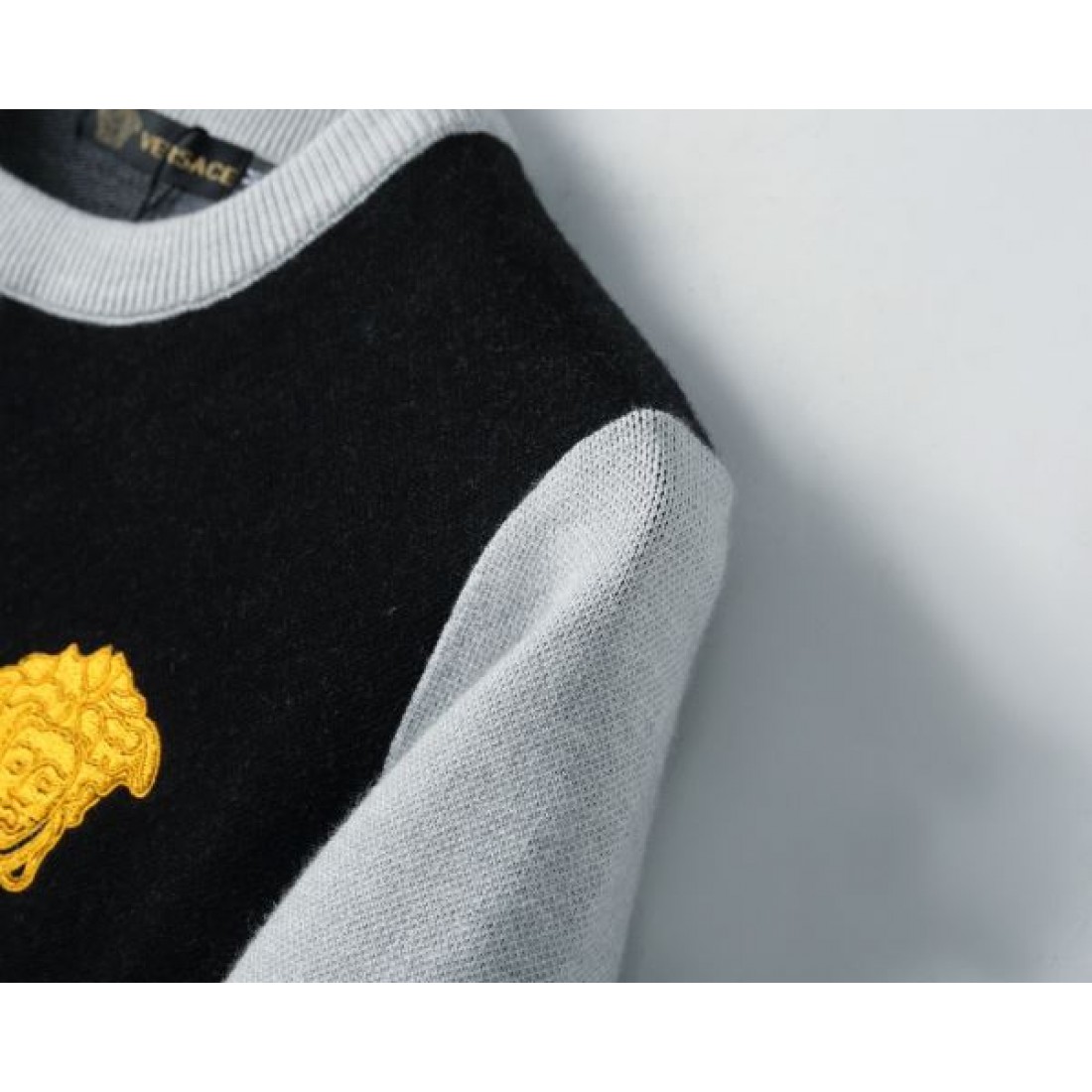 VERSACE ヴェルサーチ コピー メンズ長袖ニットセーター 視線を引く 幾何学カラーブロック メドゥーサアクセント クルーネック