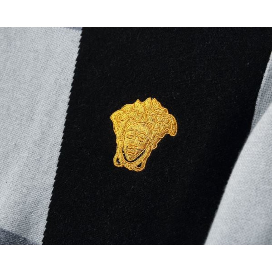 VERSACE ヴェルサーチ コピー メンズ長袖ニットセーター 視線を引く 幾何学カラーブロック メドゥーサアクセント クルーネック