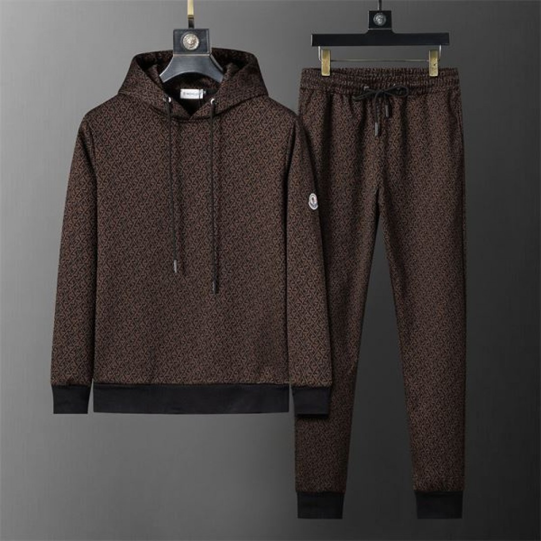 売れ筋候補 フーデッドセットアップ モノグラム調デザイン MONCLER モンクレール コピー メンズセットアップ デイリー実用