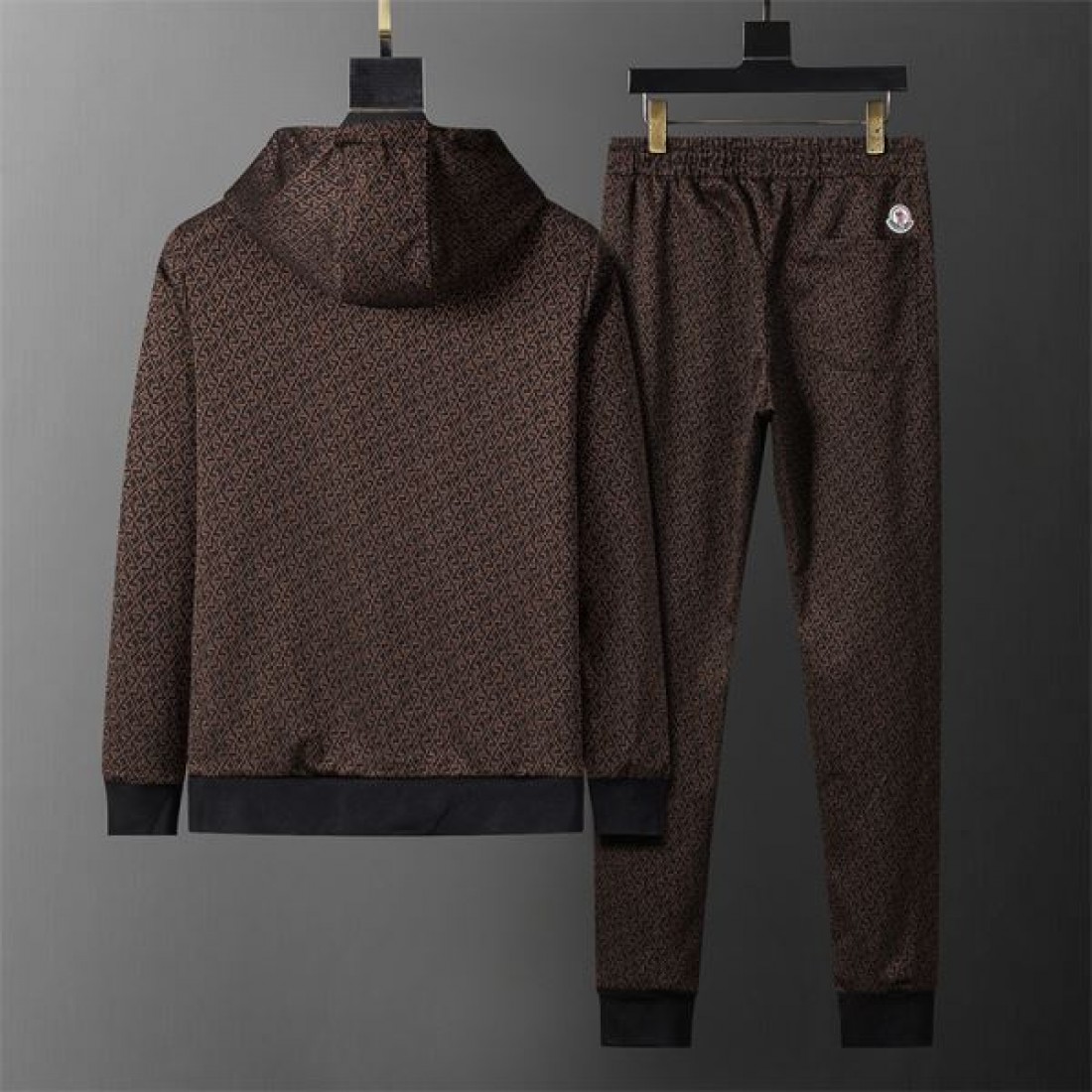 売れ筋候補 フーデッドセットアップ モノグラム調デザイン MONCLER モンクレール コピー メンズセットアップ デイリー実用