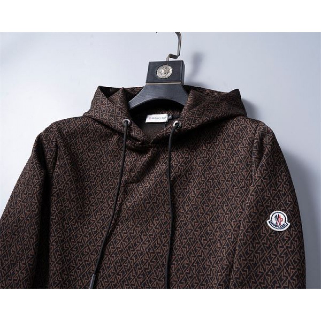 売れ筋候補 フーデッドセットアップ モノグラム調デザイン MONCLER モンクレール コピー メンズセットアップ デイリー実用