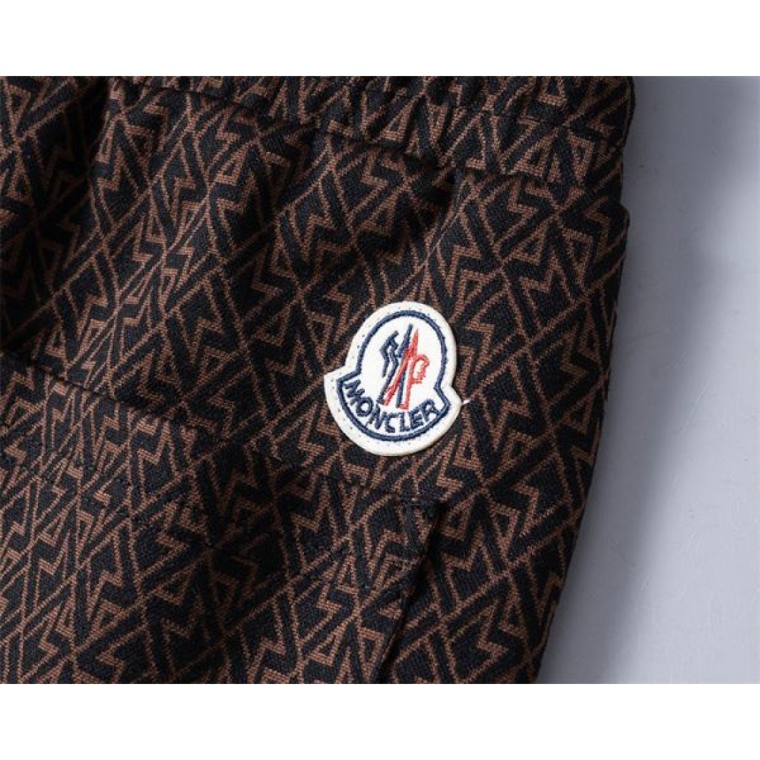 売れ筋候補 フーデッドセットアップ モノグラム調デザイン MONCLER モンクレール コピー メンズセットアップ デイリー実用