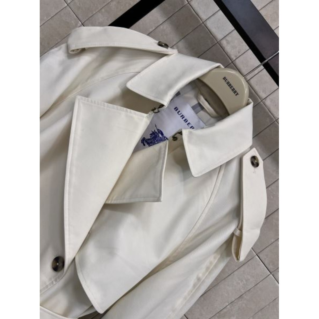 洗練フォルム ベルテッドコート ワイドラペル BURBERRY バーバリー コピー ロングトレンチコート 袖口ストラップ