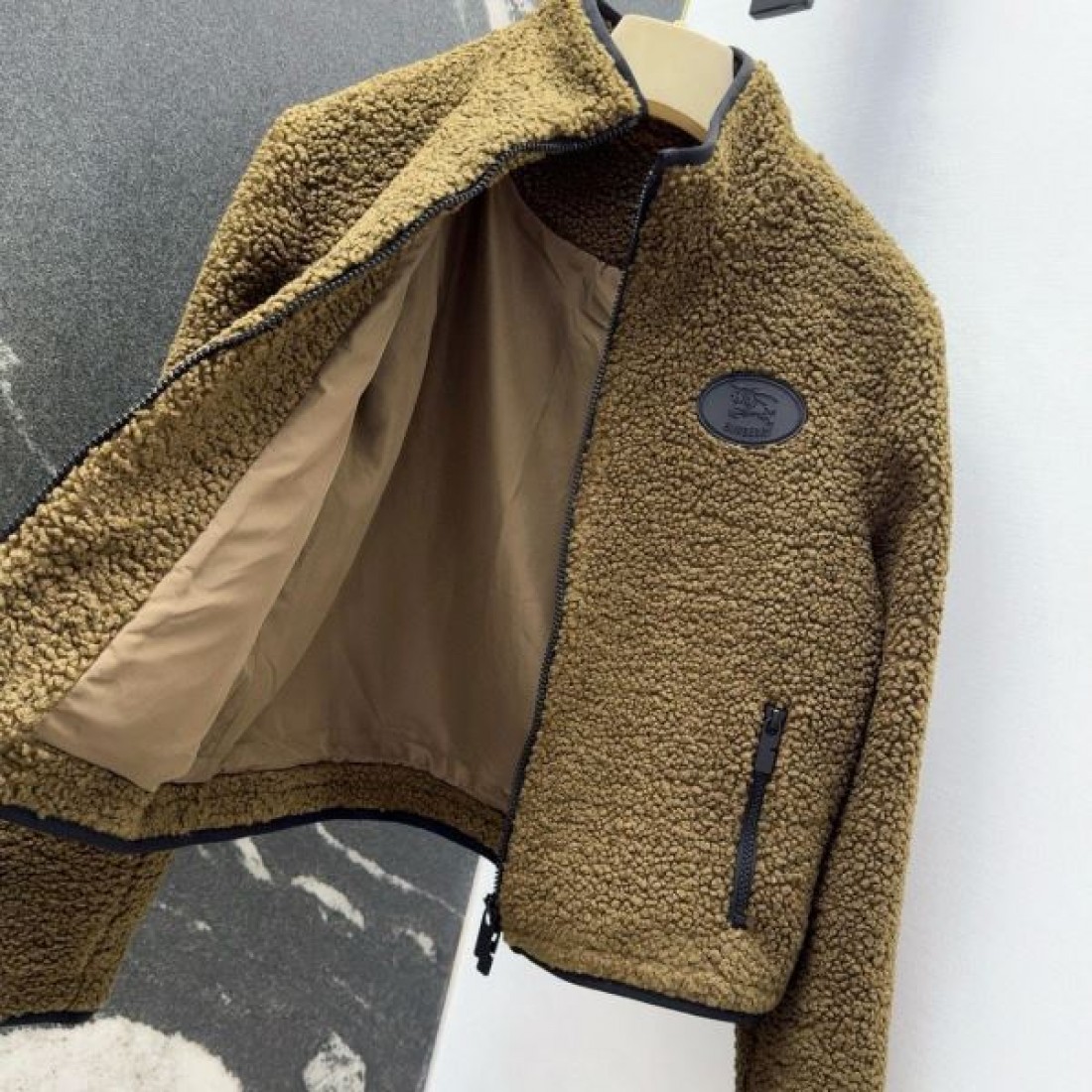 暖かみ際立つ フリースブルゾン ブラックトリム BURBERRY バーバリー コピー ボアジャケット ジップポケット