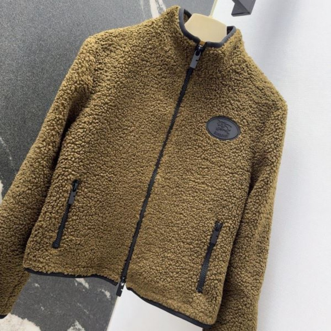 暖かみ際立つ フリースブルゾン ブラックトリム BURBERRY バーバリー コピー ボアジャケット ジップポケット