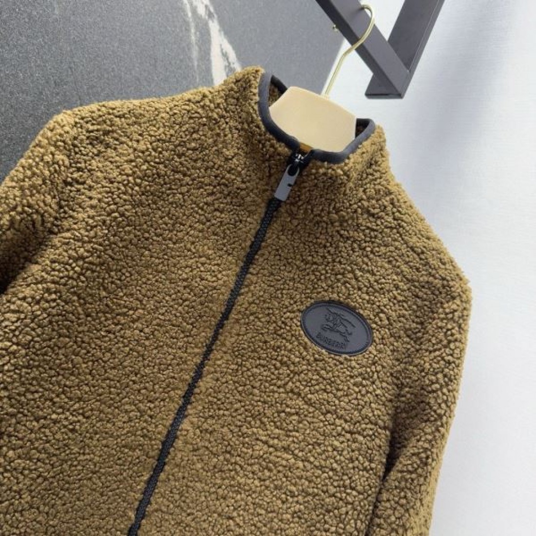 暖かみ際立つ フリースブルゾン ブラックトリム BURBERRY バーバリー コピー ボアジャケット ジップポケット