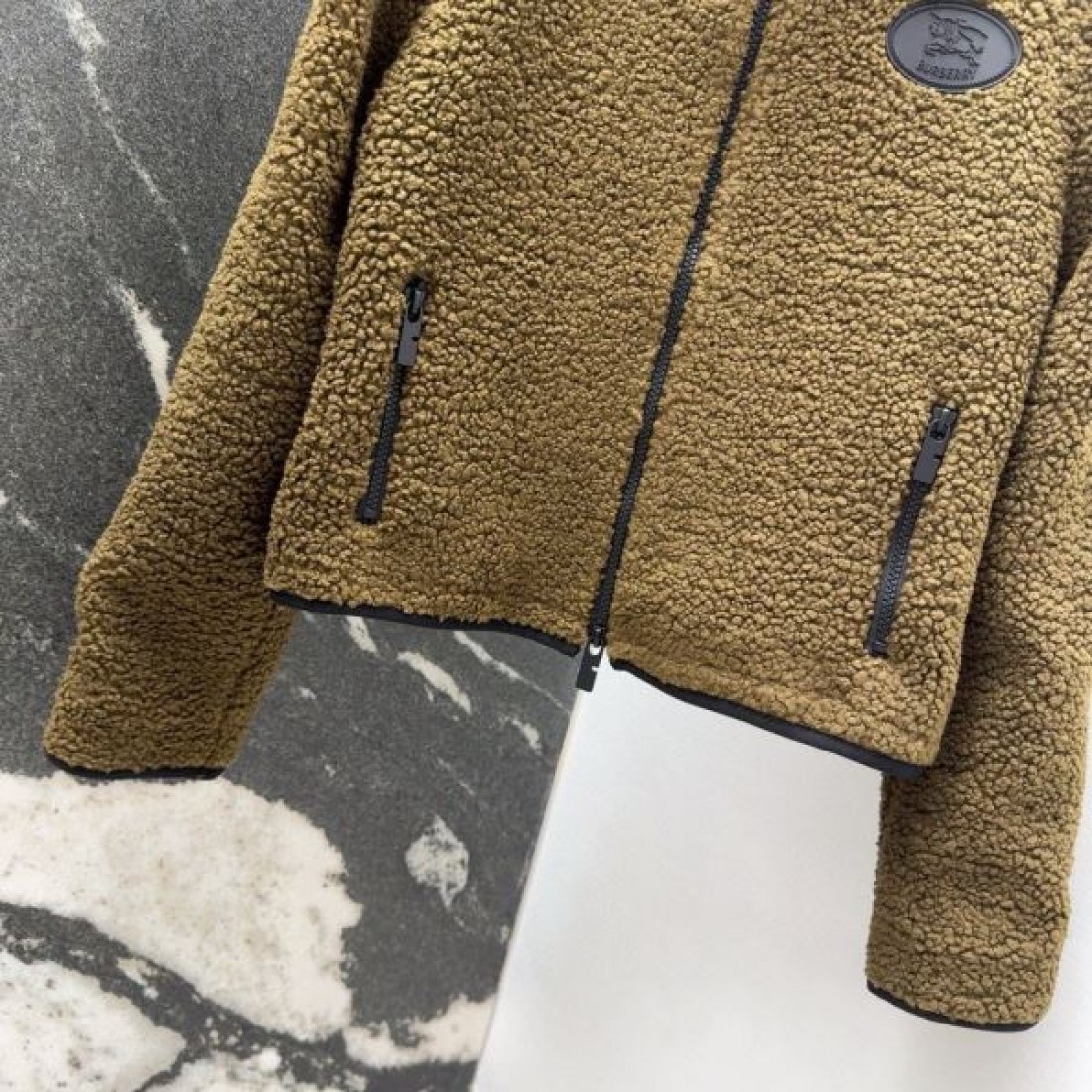 暖かみ際立つ フリースブルゾン ブラックトリム BURBERRY バーバリー コピー ボアジャケット ジップポケット