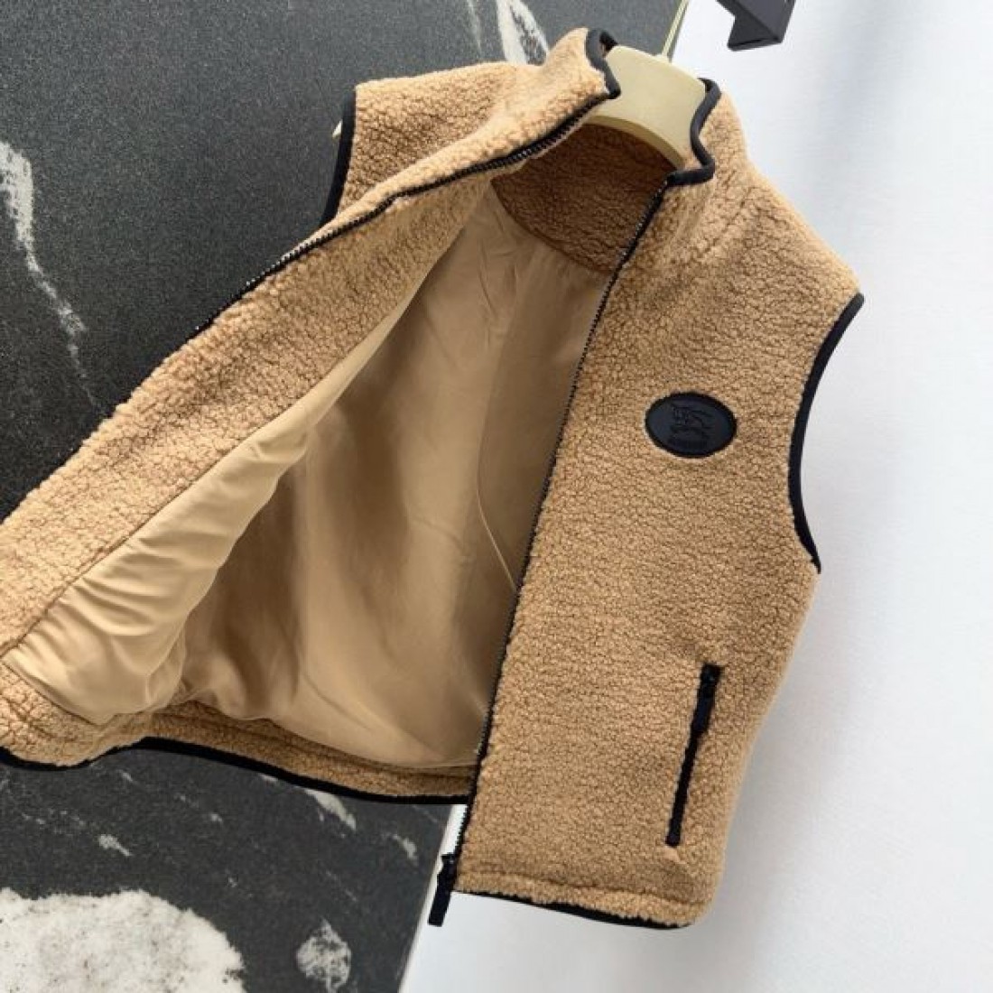 着回し主力 フリースベスト オーバルワッペン BURBERRY バーバリー コピー ボアベスト ジップポケット