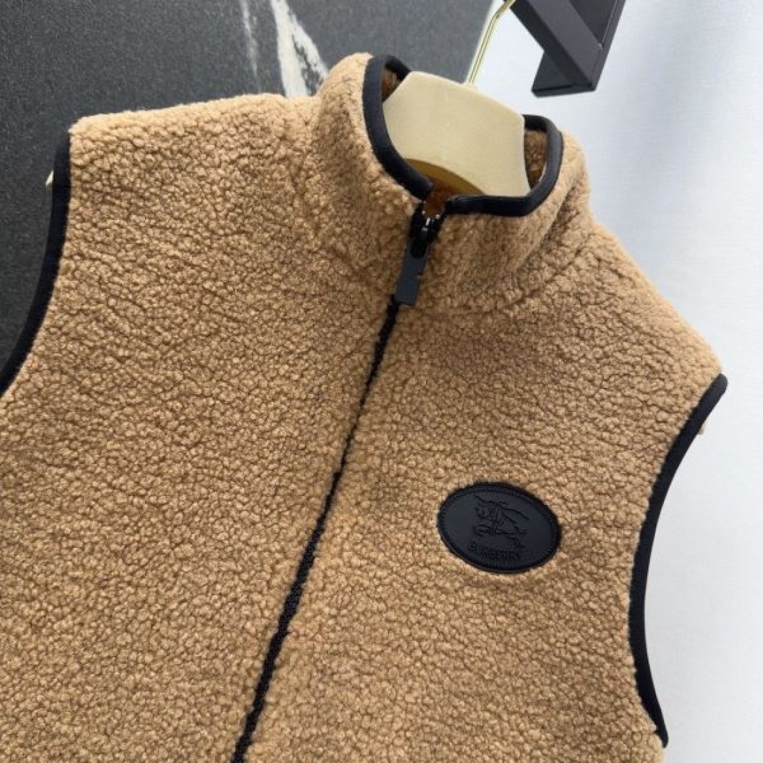 着回し主力 フリースベスト オーバルワッペン BURBERRY バーバリー コピー ボアベスト ジップポケット