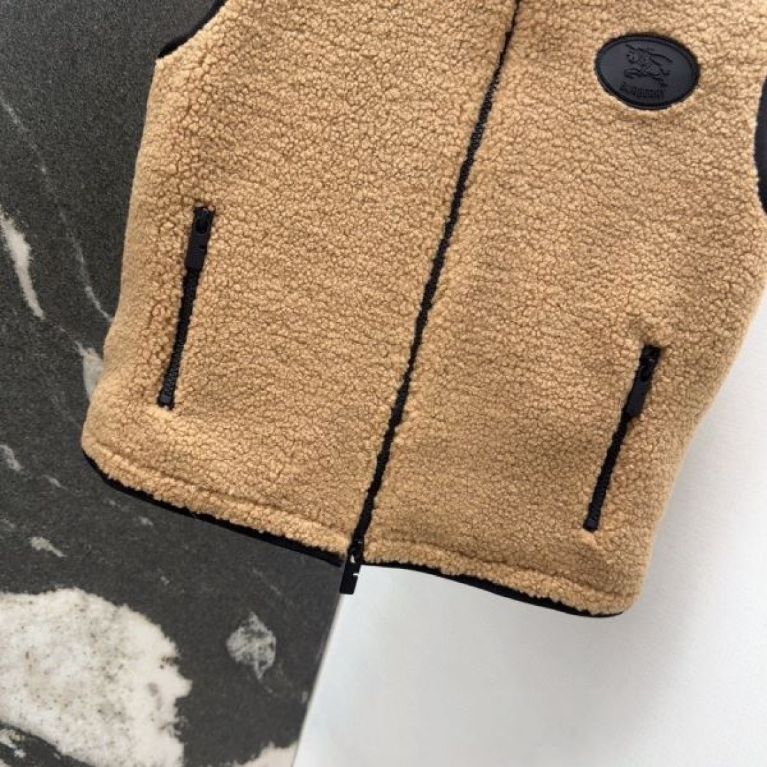 着回し主力 フリースベスト オーバルワッペン BURBERRY バーバリー コピー ボアベスト ジップポケット