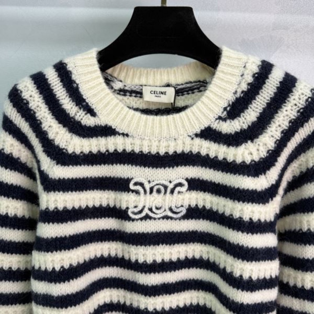 ボーダー柄 トリオンフ刺繍 ざっくり編み CELINE セリーヌ コピー クルーネックニット 端正シルエット 人気上昇