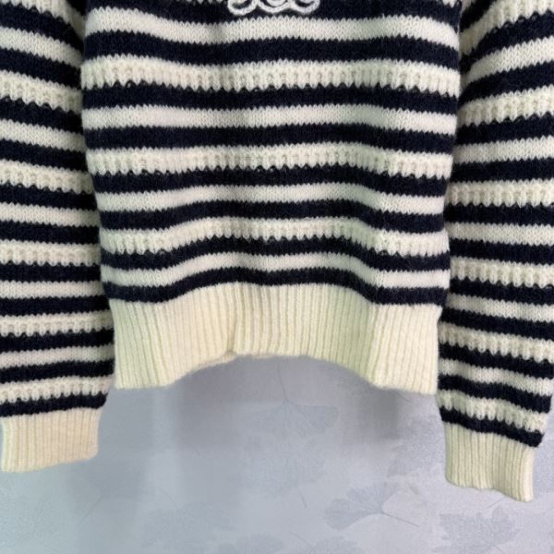 ボーダー柄 トリオンフ刺繍 ざっくり編み CELINE セリーヌ コピー クルーネックニット 端正シルエット 人気上昇