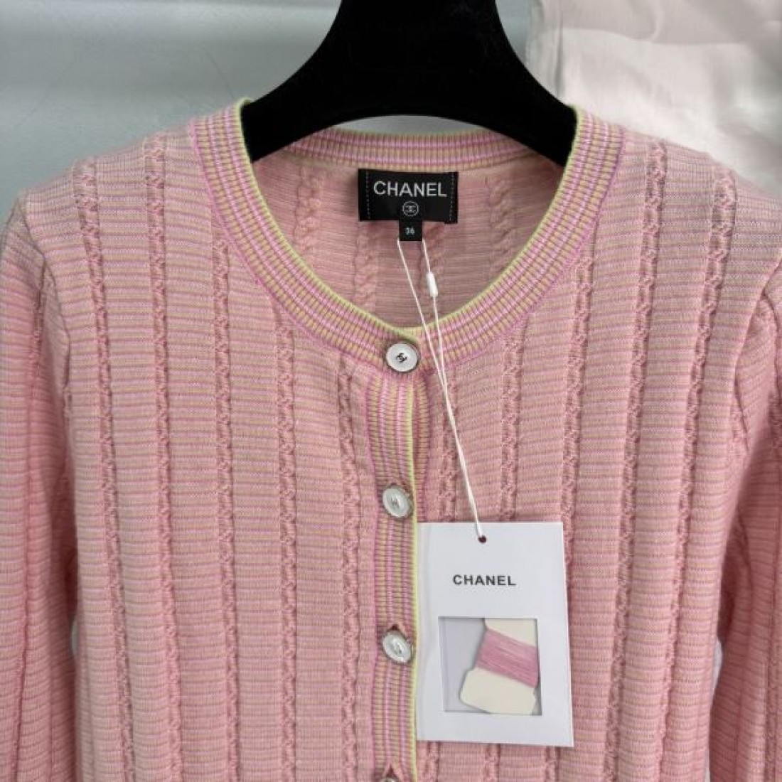 パールボタン映え 旬顔フェミニン きれいめ主役 CHANEL シャネル コピー カーディガン 注目度急伸