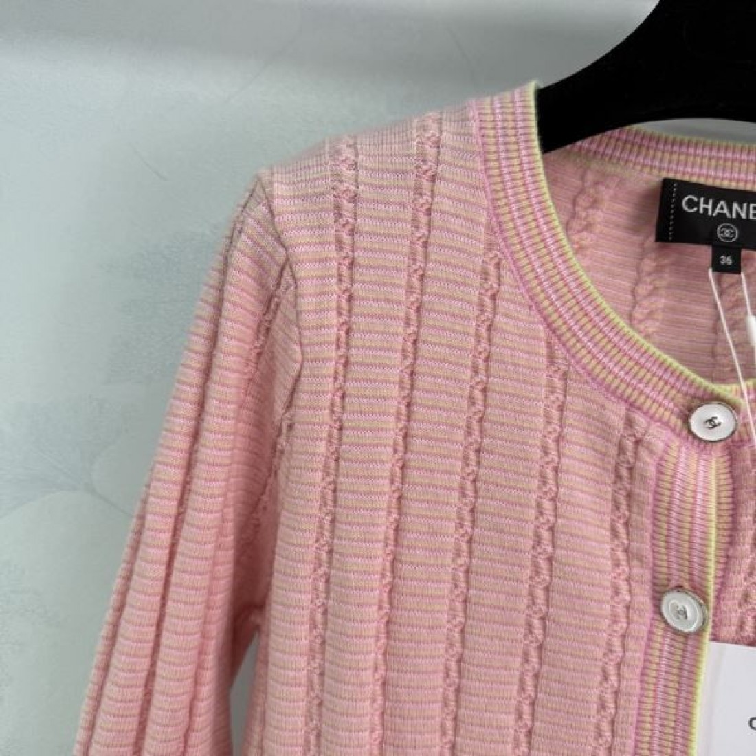 パールボタン映え 旬顔フェミニン きれいめ主役 CHANEL シャネル コピー カーディガン 注目度急伸