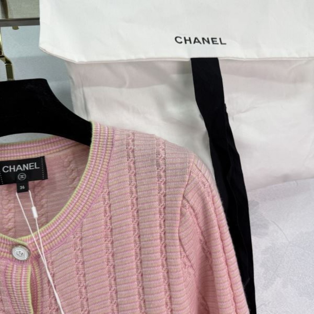 パールボタン映え 旬顔フェミニン きれいめ主役 CHANEL シャネル コピー カーディガン 注目度急伸