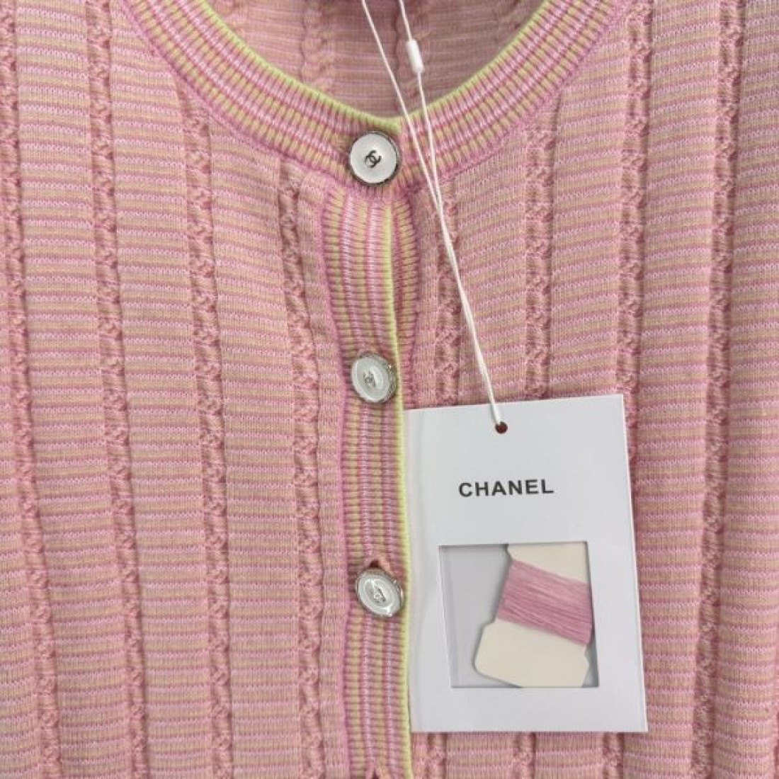 パールボタン映え 旬顔フェミニン きれいめ主役 CHANEL シャネル コピー カーディガン 注目度急伸