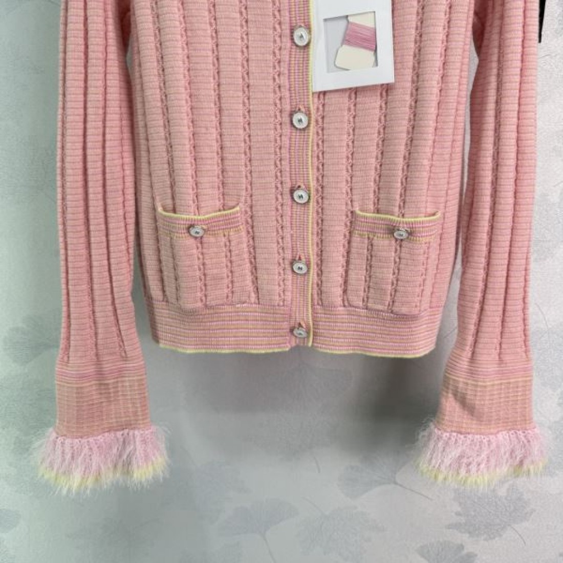 パールボタン映え 旬顔フェミニン きれいめ主役 CHANEL シャネル コピー カーディガン 注目度急伸