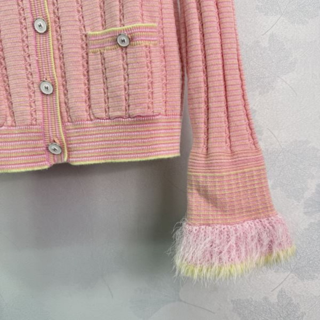 パールボタン映え 旬顔フェミニン きれいめ主役 CHANEL シャネル コピー カーディガン 注目度急伸