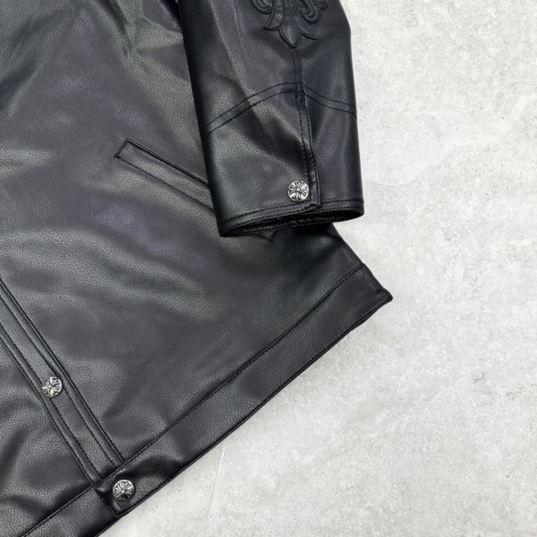 バイカーテイスト 立体フォルム CHROME HEARTS クロムハーツ コピー レザージャケット 人気加速