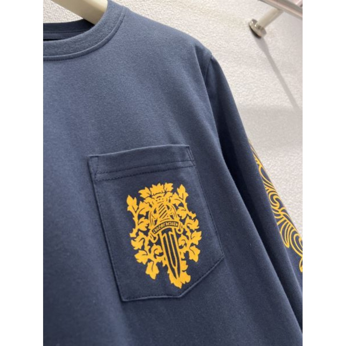 金糸アラベスク 胸ポケット CHROME HEARTS クロムハーツ コピー 長袖Tシャツ 注文集中モデル