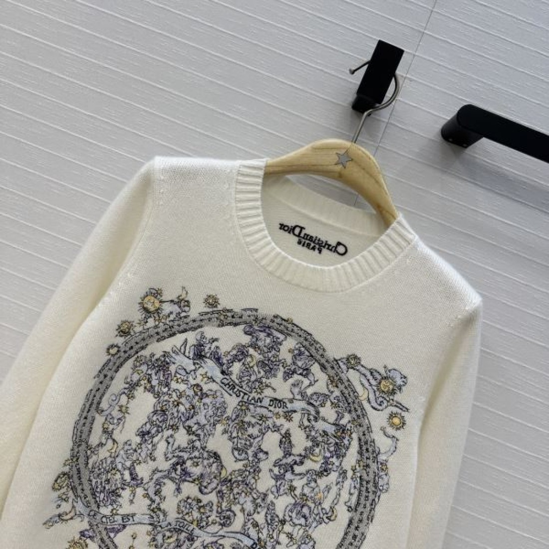 トワル調アート フロントモチーフ 柔らかな編み地 DIOR ディオール コピー クルーネックニット 上品見え 人気を集める