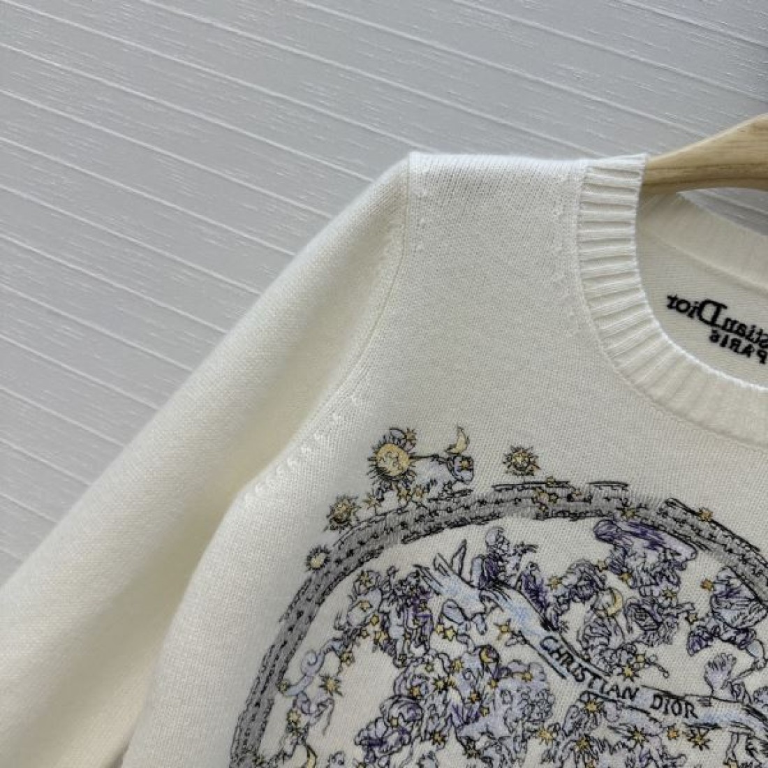 トワル調アート フロントモチーフ 柔らかな編み地 DIOR ディオール コピー クルーネックニット 上品見え 人気を集める