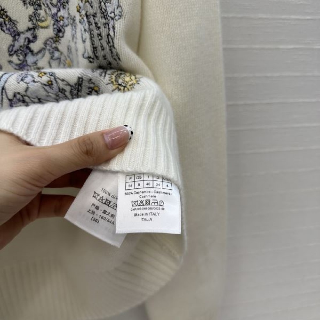 トワル調アート フロントモチーフ 柔らかな編み地 DIOR ディオール コピー クルーネックニット 上品見え 人気を集める