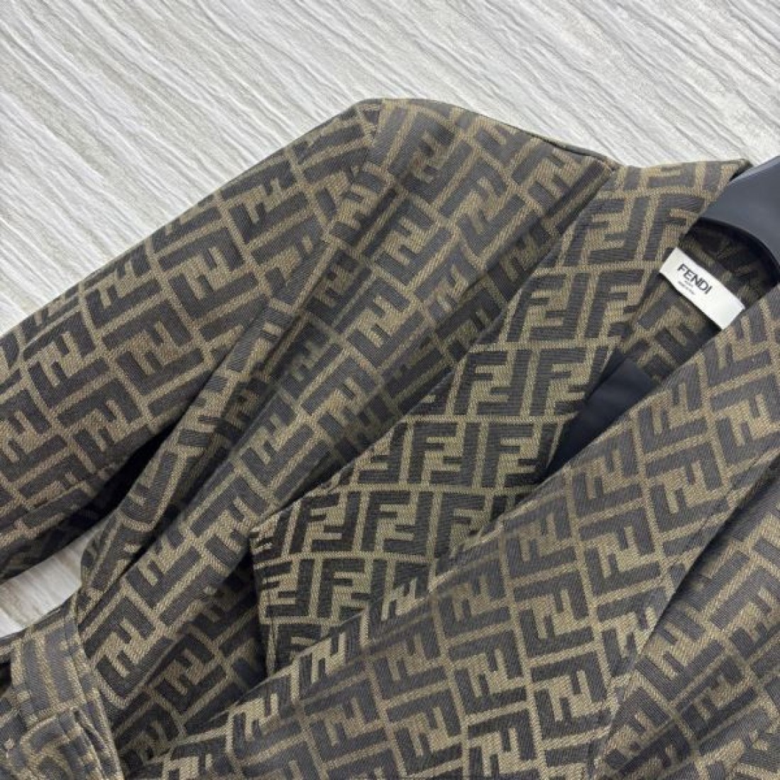 FFモノグラム ショールカラー 共布ベルト FENDI フェンディ コピー ガウンジャケット 端正シルエット 人気再燃