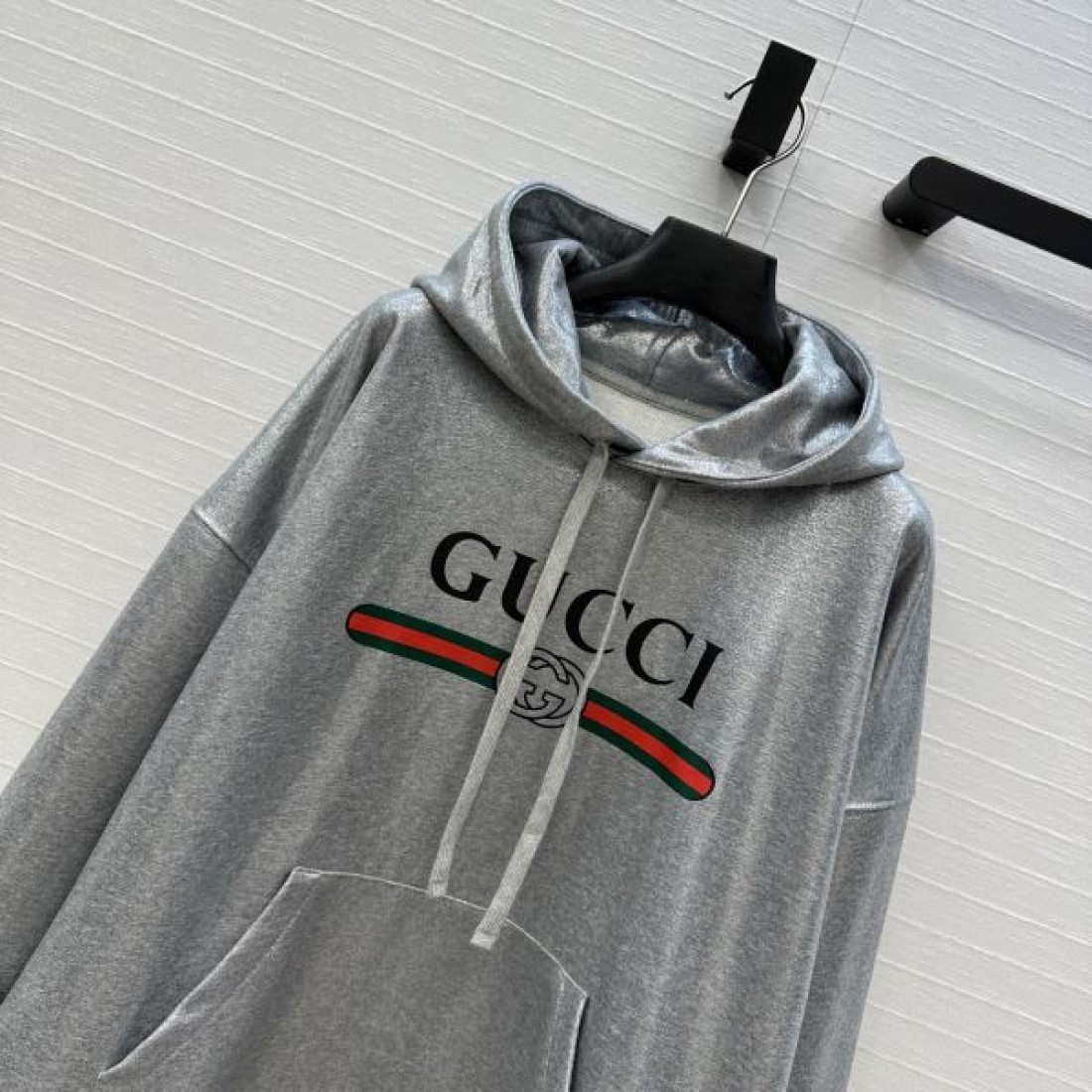 フロントレタリング シェリーライン 光沢ベロア調 GUCCI グッチ コピー プルオーバーパーカー 視線を集める