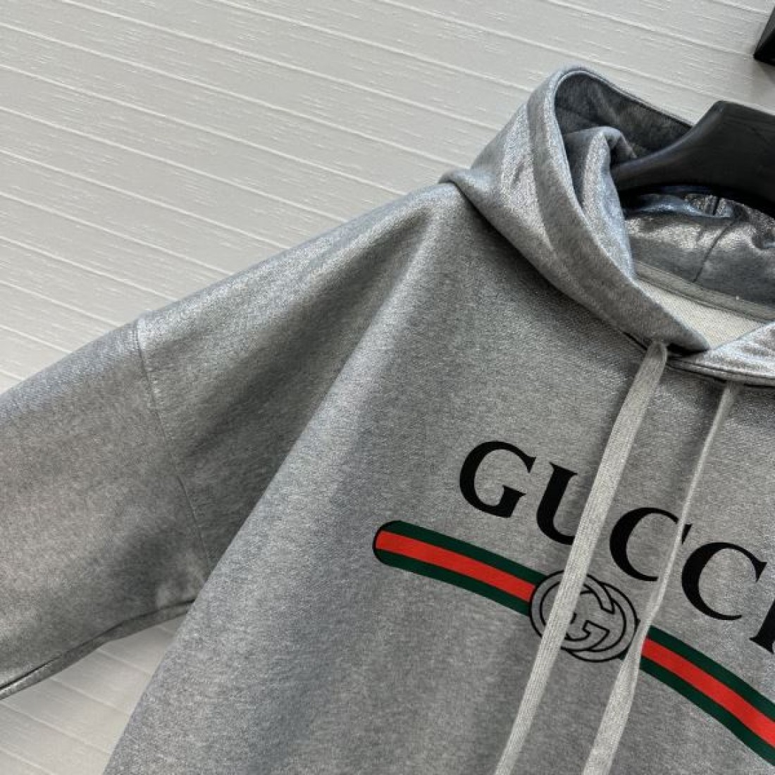フロントレタリング シェリーライン 光沢ベロア調 GUCCI グッチ コピー プルオーバーパーカー 視線を集める
