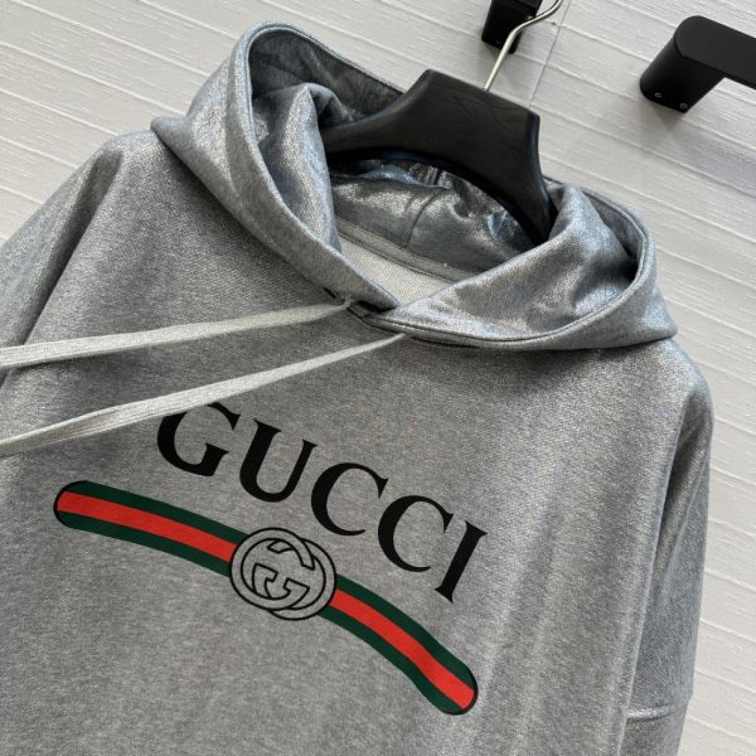 フロントレタリング シェリーライン 光沢ベロア調 GUCCI グッチ コピー プルオーバーパーカー 視線を集める