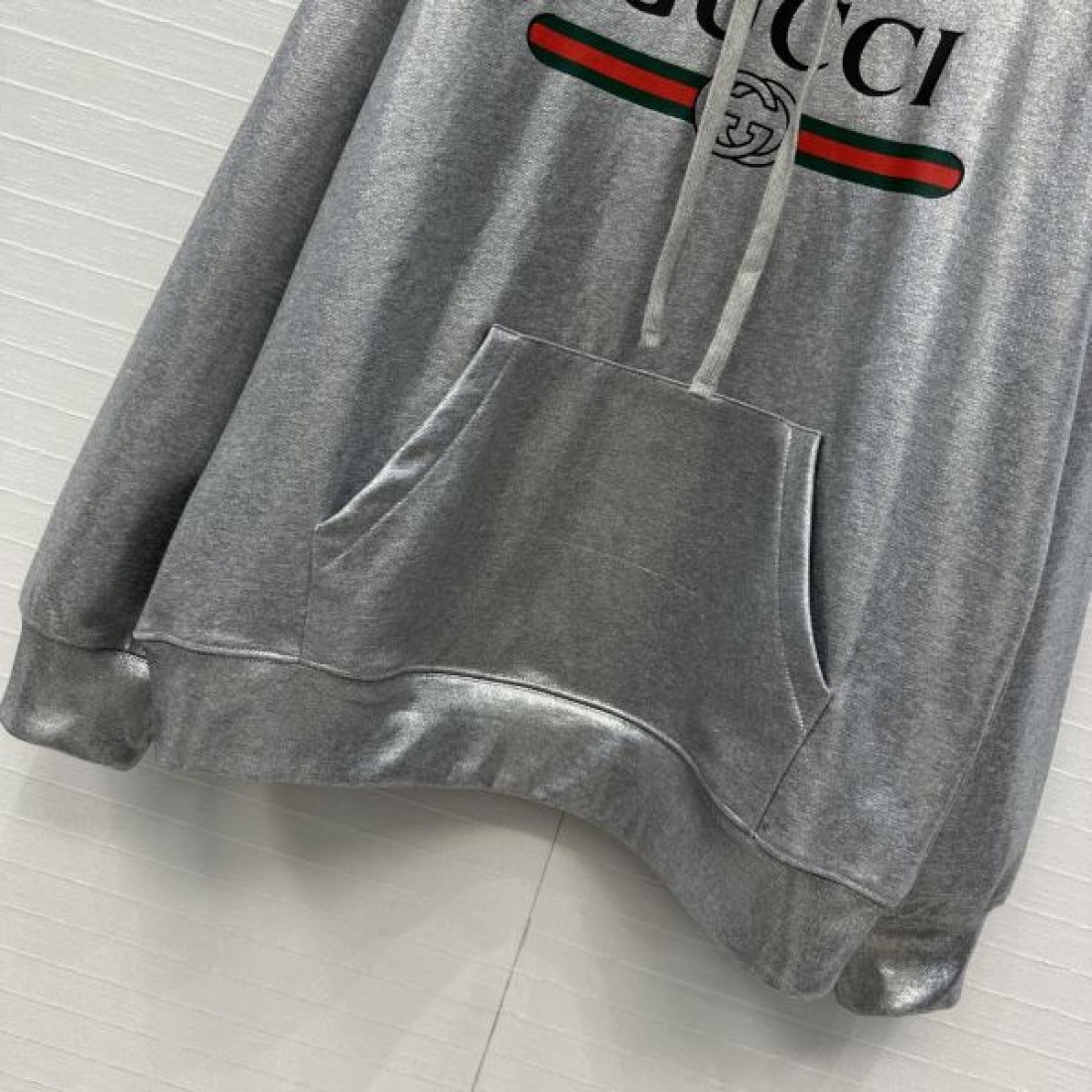 フロントレタリング シェリーライン 光沢ベロア調 GUCCI グッチ コピー プルオーバーパーカー 視線を集める