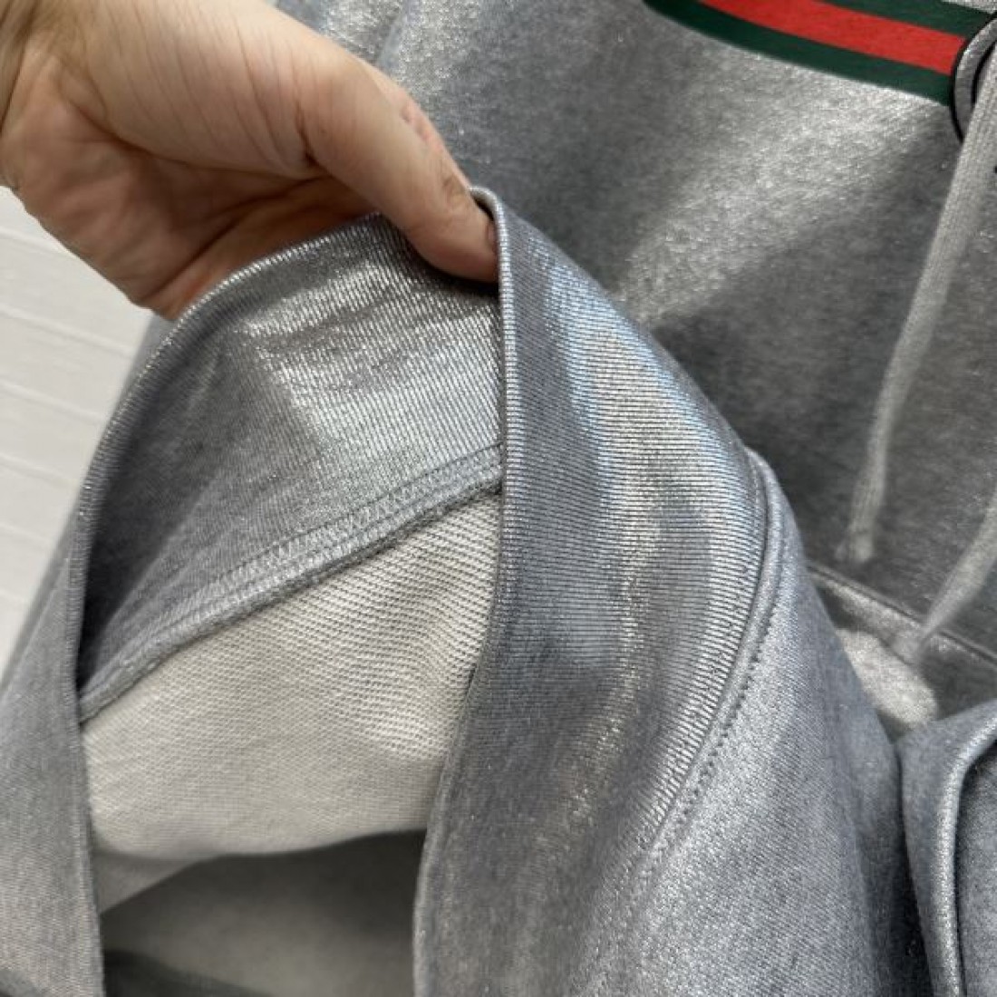 フロントレタリング シェリーライン 光沢ベロア調 GUCCI グッチ コピー プルオーバーパーカー 視線を集める