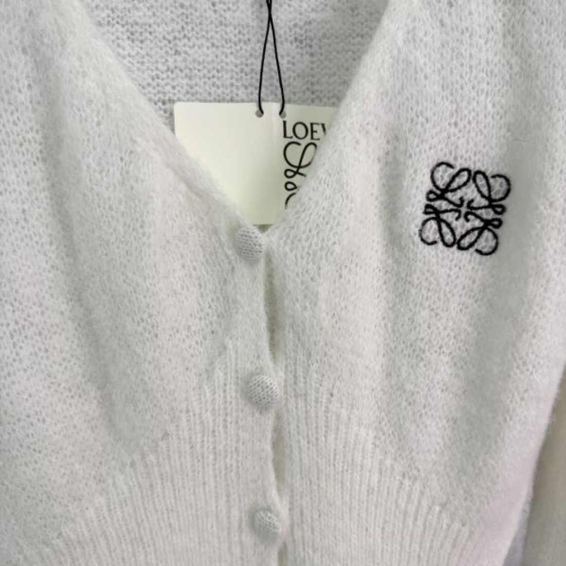 ワンポイント刺繍 裾アクセント 柔らかな編地 LOEWE ロエベ コピー Vネックカーディガン コンパクトフォルム コーデ映え