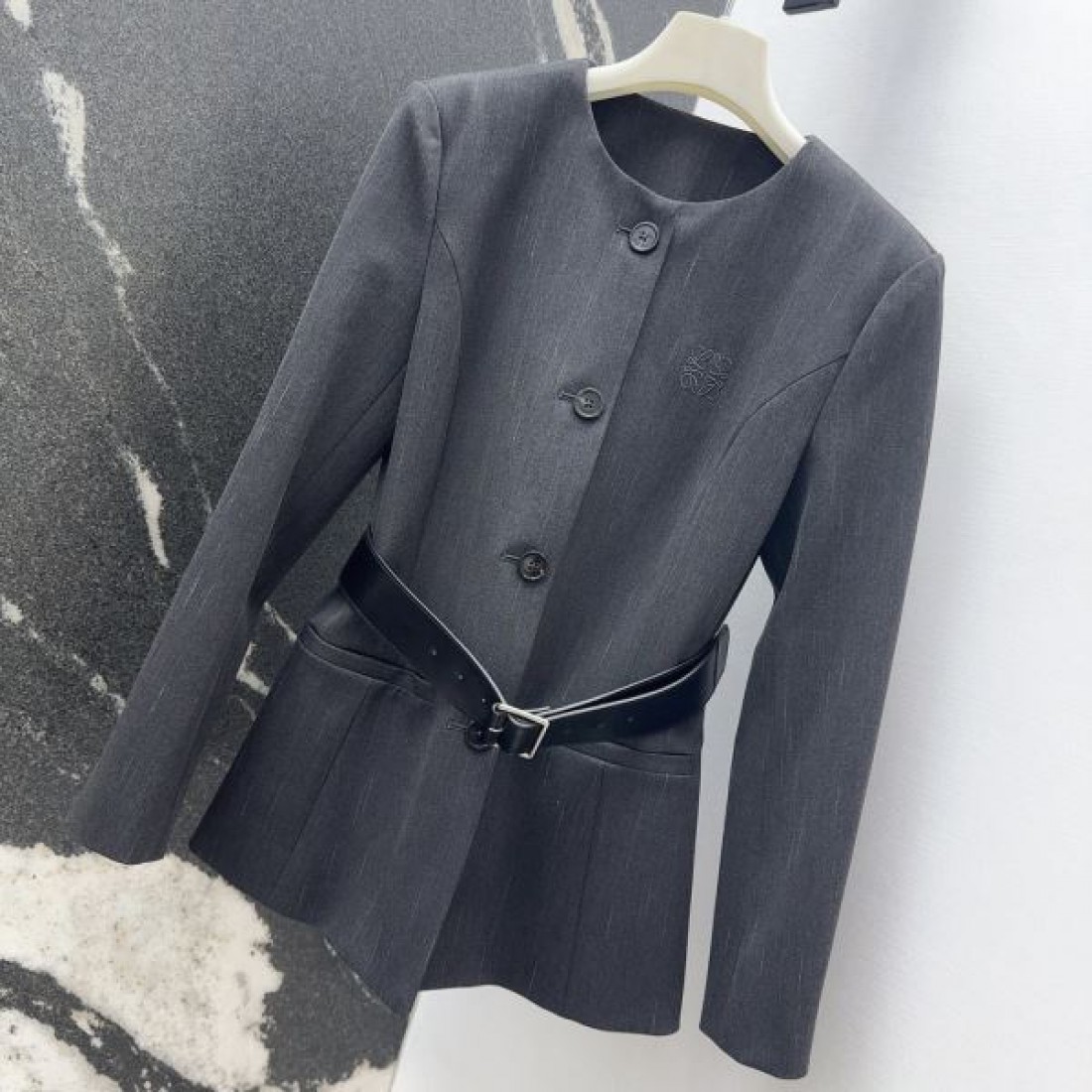 ペプラムライン フロントボタン スリムフォルム LOEWE ロエベ コピー ベルテッドジャケット シャープな佇まい 洗練主力