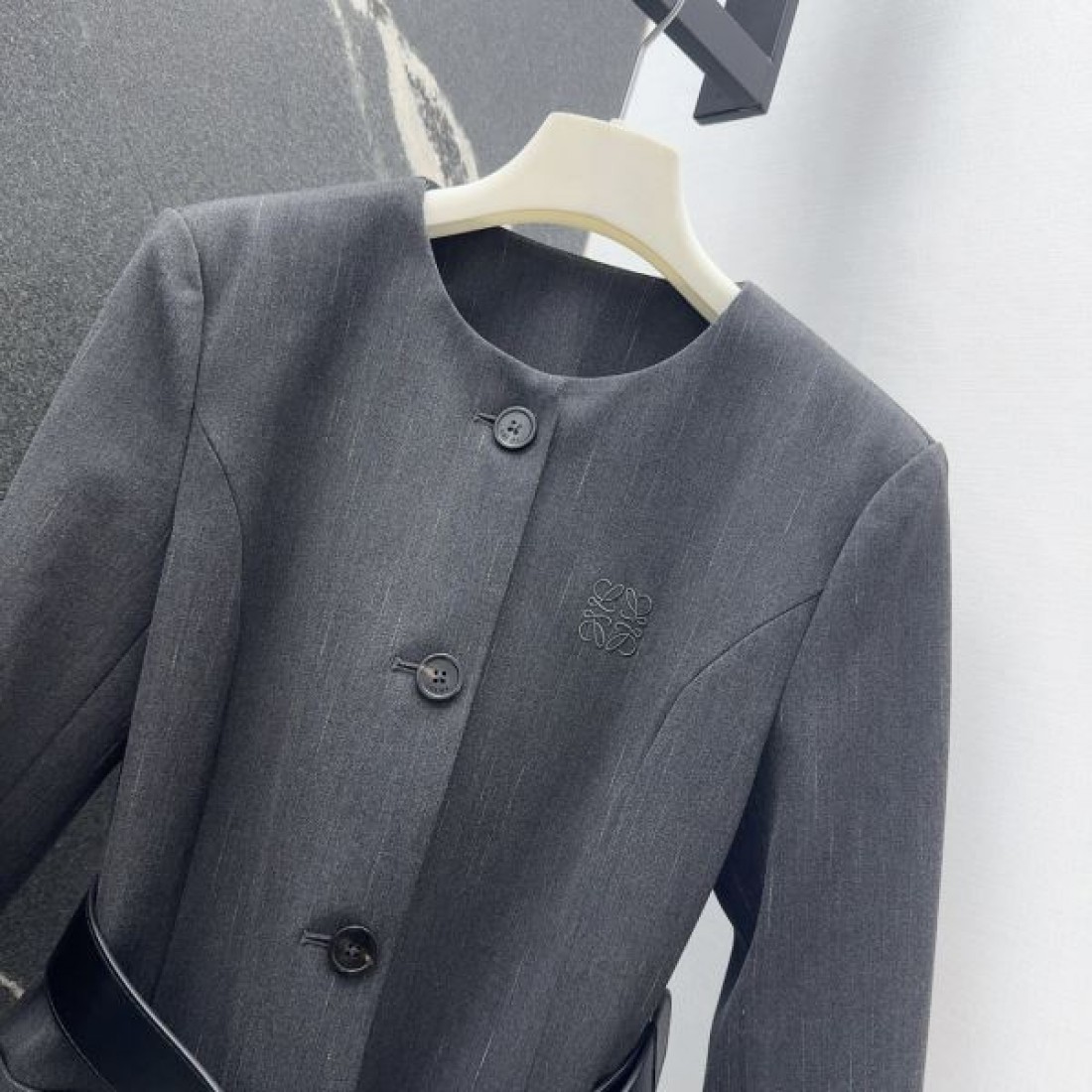 ペプラムライン フロントボタン スリムフォルム LOEWE ロエベ コピー ベルテッドジャケット シャープな佇まい 洗練主力