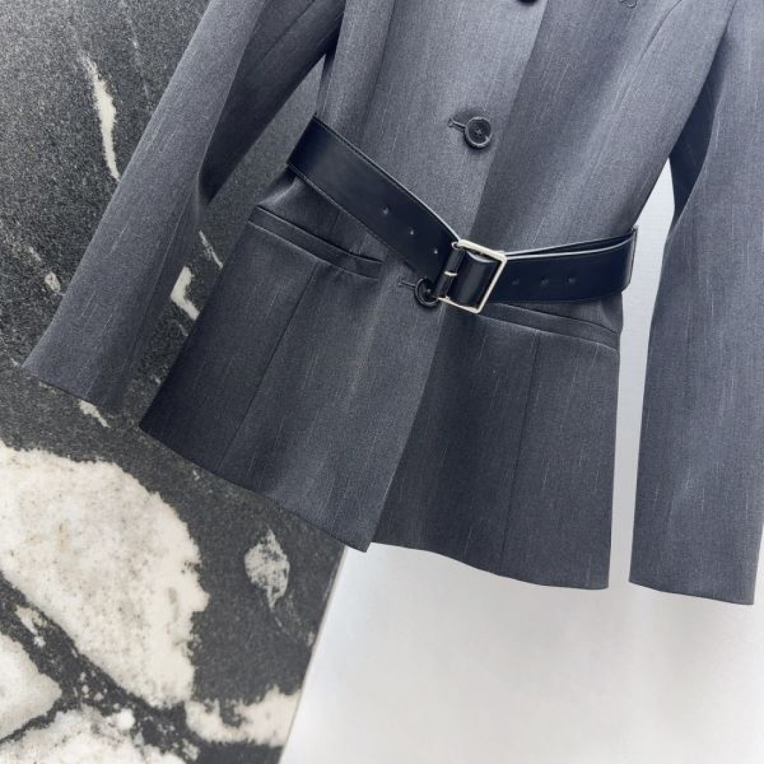 ペプラムライン フロントボタン スリムフォルム LOEWE ロエベ コピー ベルテッドジャケット シャープな佇まい 洗練主力