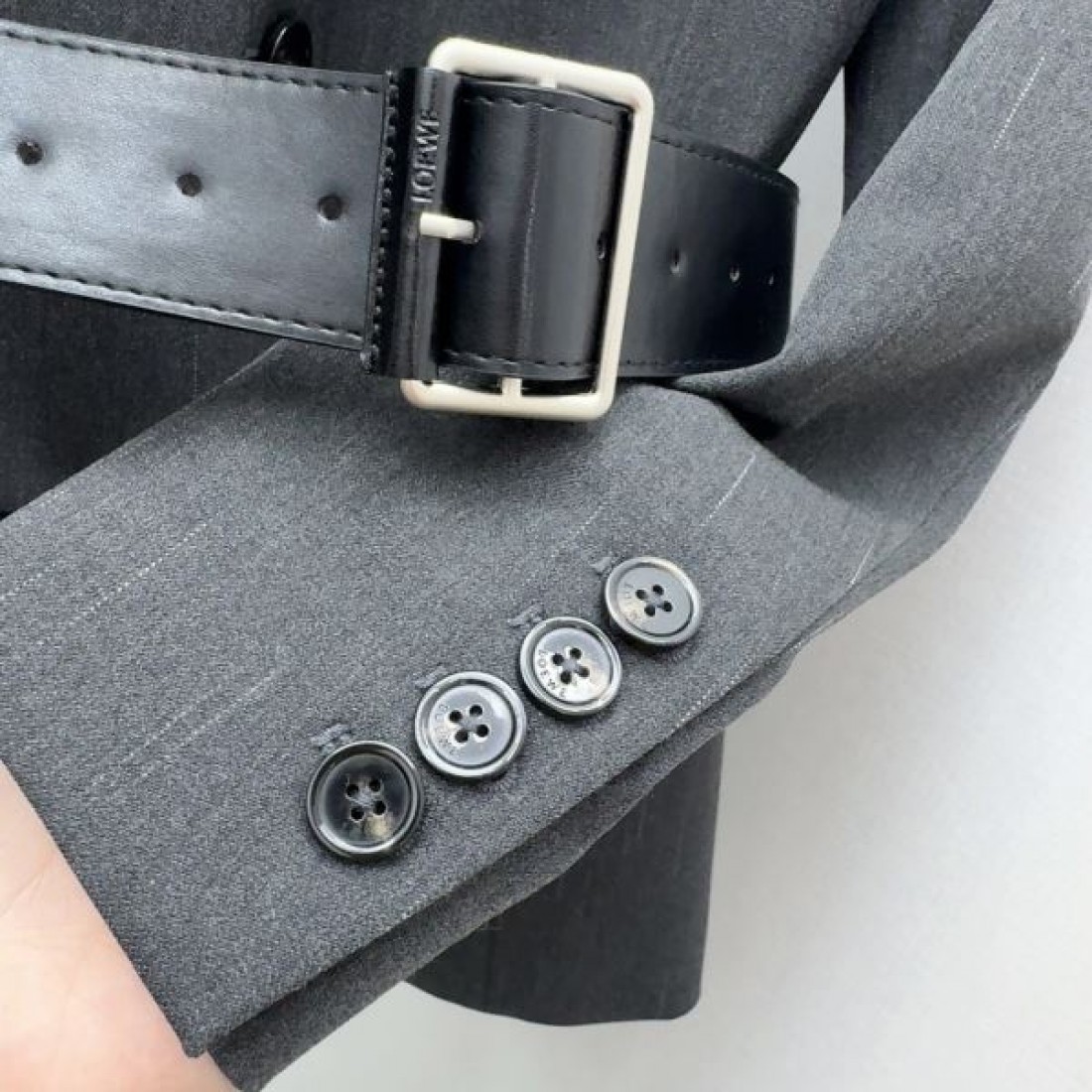 ペプラムライン フロントボタン スリムフォルム LOEWE ロエベ コピー ベルテッドジャケット シャープな佇まい 洗練主力