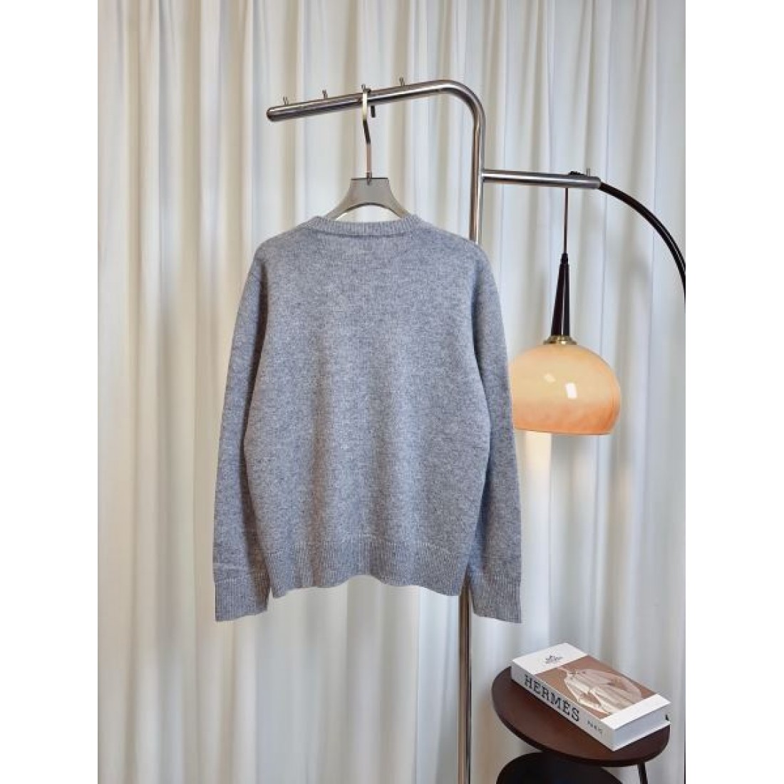 ワンポイントモチーフ 程よい厚み ストレートフォルム LOEWE ロエベ コピー 長袖セーター 上品カジュアル デイリー主力