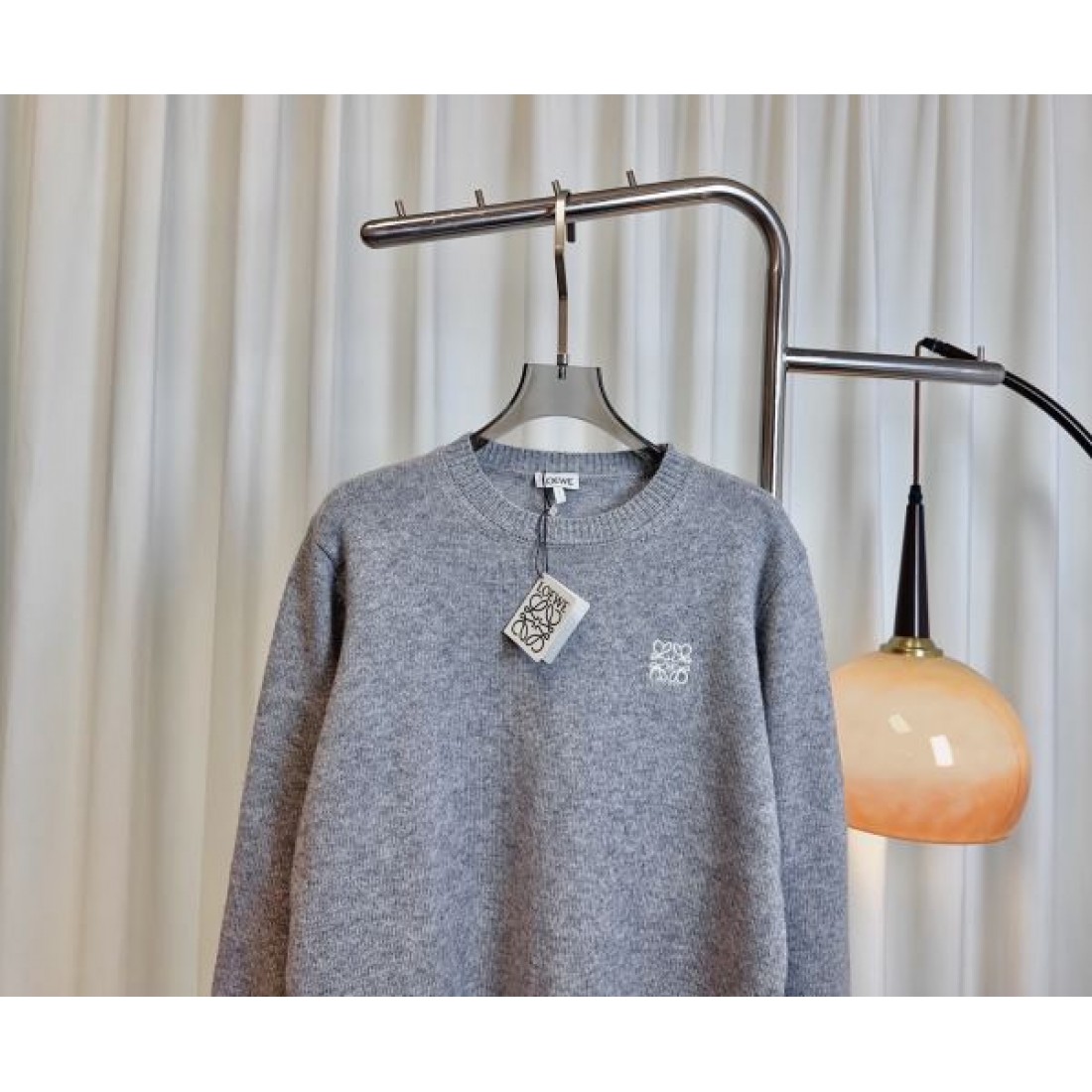 ワンポイントモチーフ 程よい厚み ストレートフォルム LOEWE ロエベ コピー 長袖セーター 上品カジュアル デイリー主力