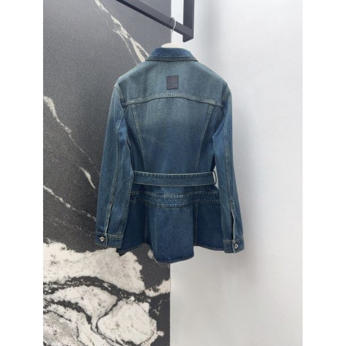 ウォッシュドデニム シェイプライン 配色ステッチ LOEWE ロエベ コピー ペプラムジャケット 主役級デザイン 人気上向き