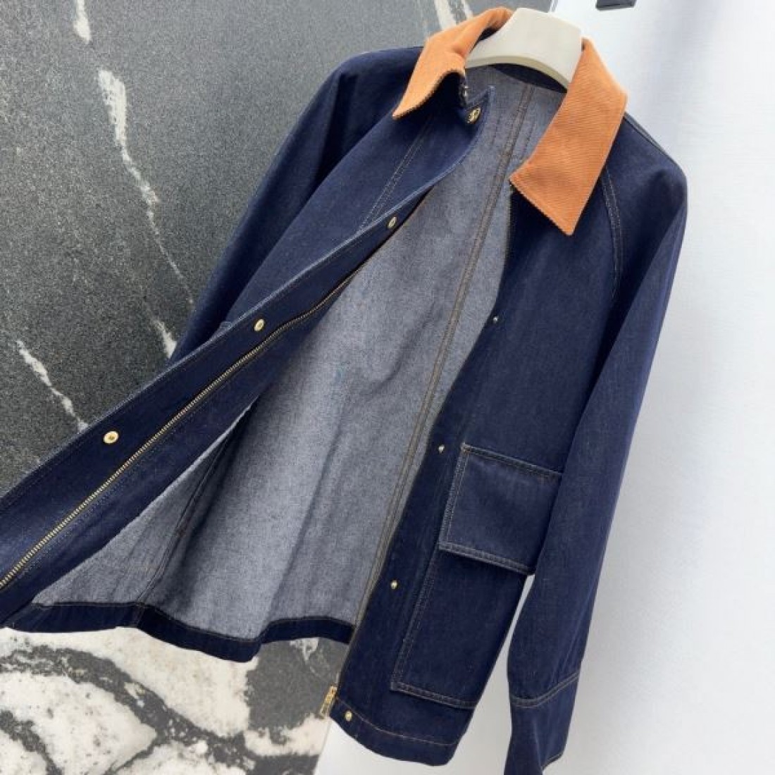 コーデュロイ切替襟 大型フラップポケット 真鍮調スナップ LOEWE ロエベ コピー デニムジャケット ゆったり設計 今季注目