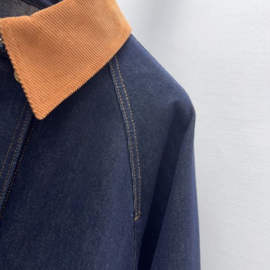 コーデュロイ切替襟 大型フラップポケット 真鍮調スナップ LOEWE ロエベ コピー デニムジャケット ゆったり設計 今季注目