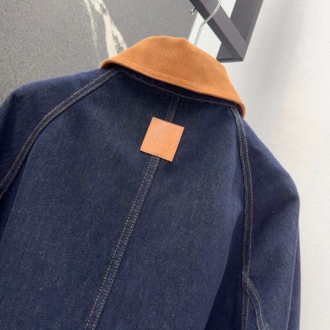 コーデュロイ切替襟 大型フラップポケット 真鍮調スナップ LOEWE ロエベ コピー デニムジャケット ゆったり設計 今季注目