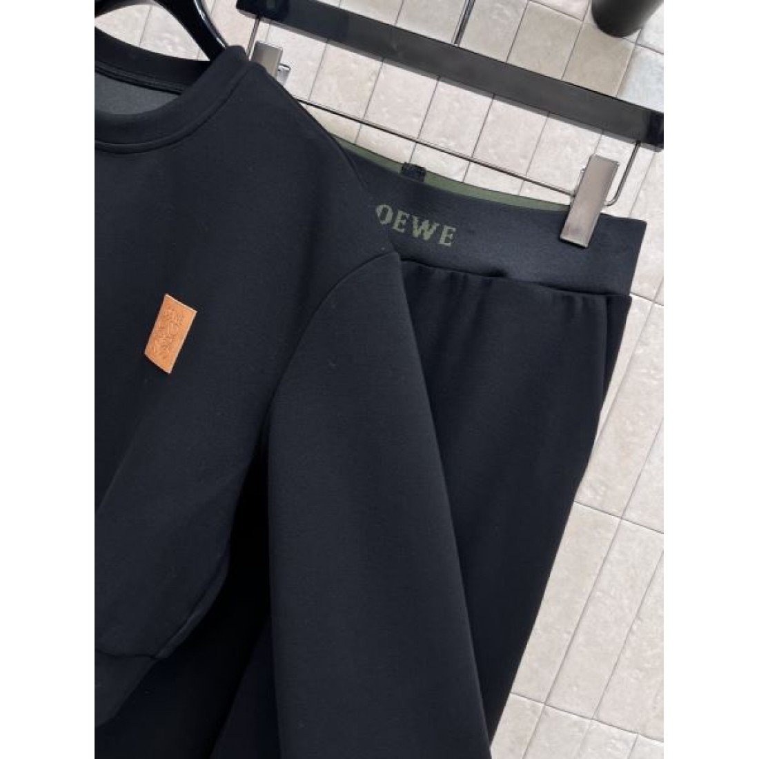 クロップド丈 レザーパッチ ワイドパンツ LOEWE ロエベ コピー スウェット上下セット 快適ウエスト 先行注目