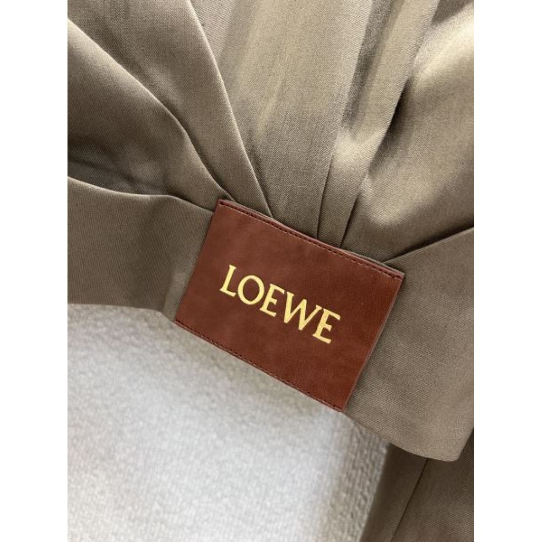 モカブラウン 立体タック ドロップショルダー LOEWE ロエベ コピー ジップブルゾン 軽快フォルム 売れ筋期待