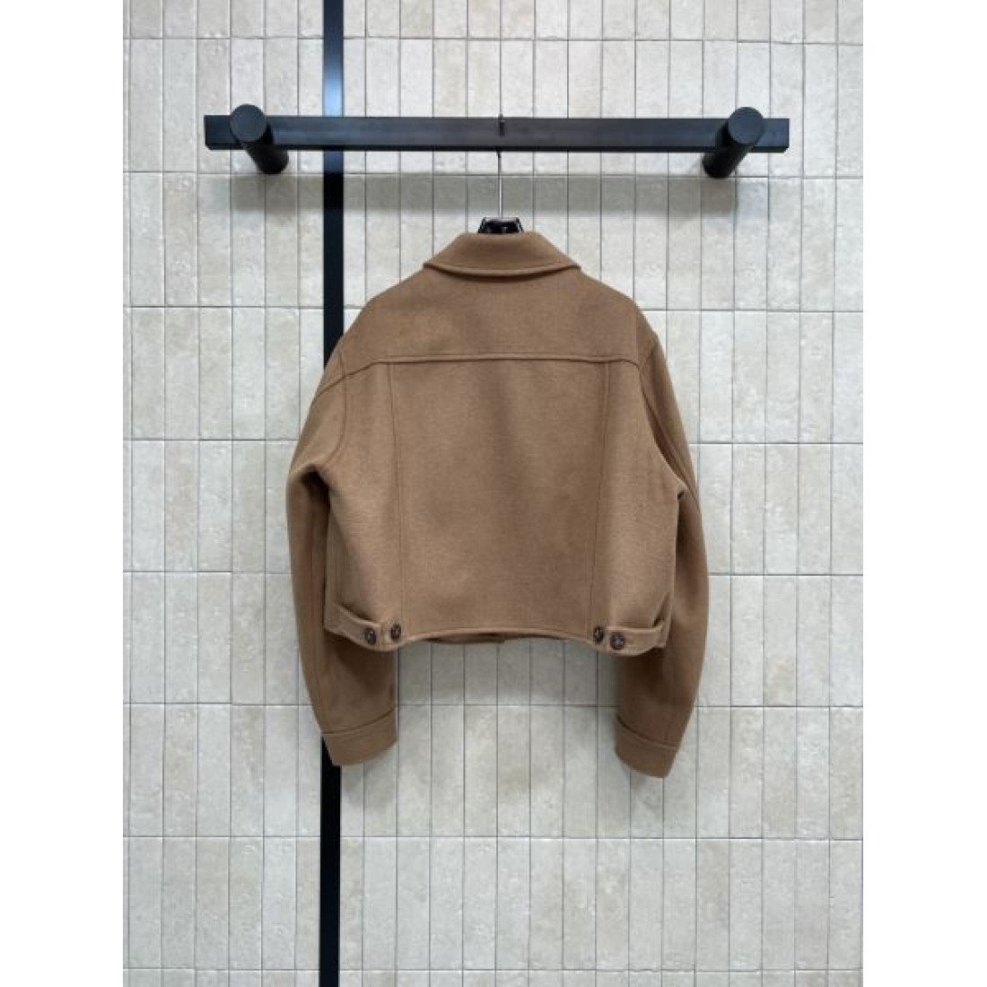 クラシカルボタン ゆとりある身幅 軽快な丈感 LOUIS VUITTON ルイヴィトン コピー ジャケット ミニマルシック 着回し有力