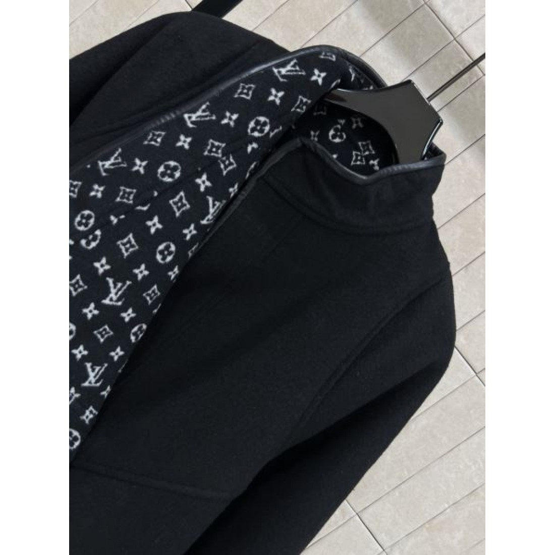アイコニック柄切替 スタンドネック 比翼ボタン LOUIS VUITTON ルイヴィトン コピー ハーフコート モード映え 注目度急上昇